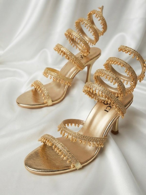 Golden beats and stone sandel